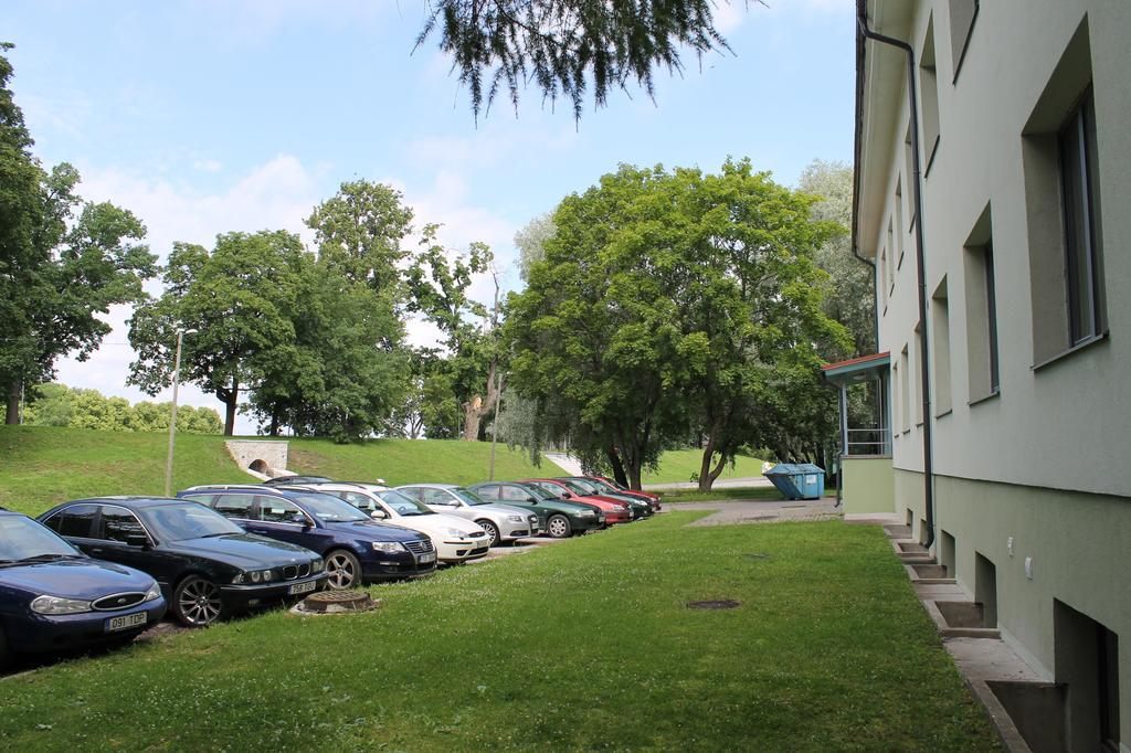 Ohtu Poik 2 City Center Basement Apartment Parnu Exterior photo